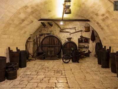� arrivato il momento di entrare. Il piano terra � composto da due ambienti dall�aspetto semplice e rustico, col pavimento a chianche originale, dove sono conservati gli attrezzi in esposizione